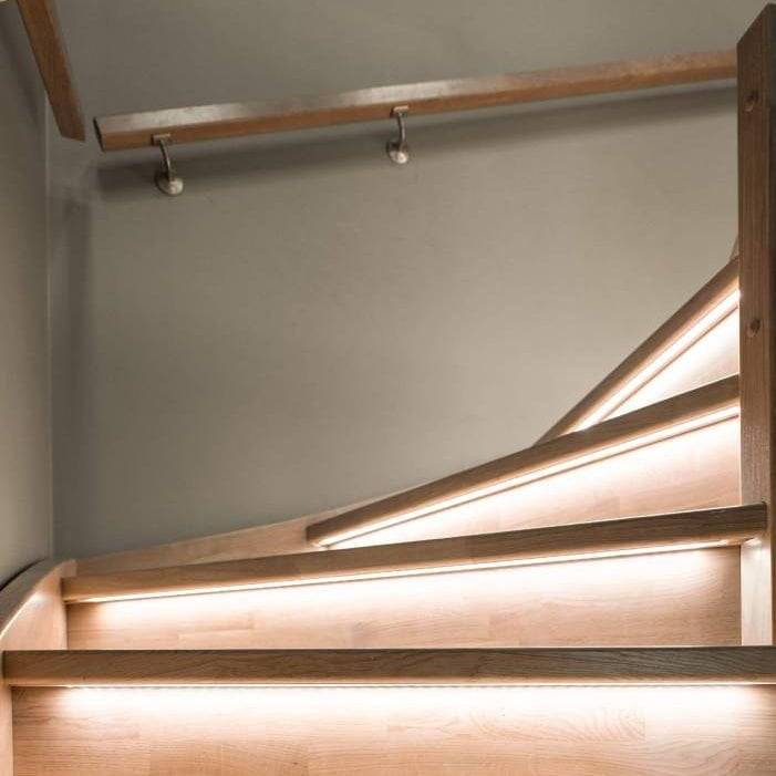 El diseño de la iluminación de escaleras debe tener en cuenta los espacios reducidos. Tira de leds en la parte inferior de la escalera.